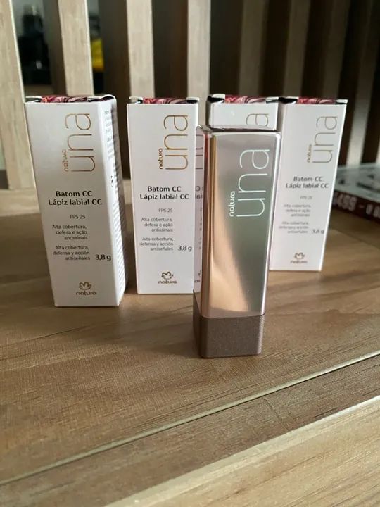 Batom Natura Una CC vermelho 4C 