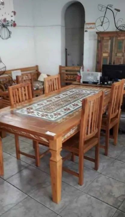 Mesa de Jantar de Madeira com Detalhes em Ladrilho - Foto 2