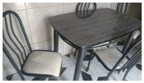Mesa c/ 4 cadeiras  de ferro estofadas  - Foto 3
