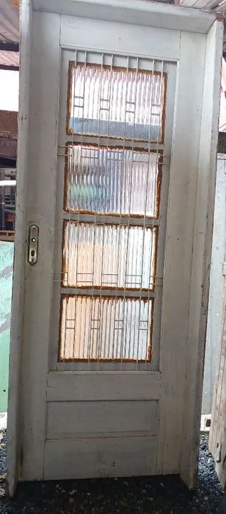 R$850,00 /// PORTA DE MADEIRA ANTIGA COM GRADE E PORTINHOLA DE VIDRO  - Foto 3