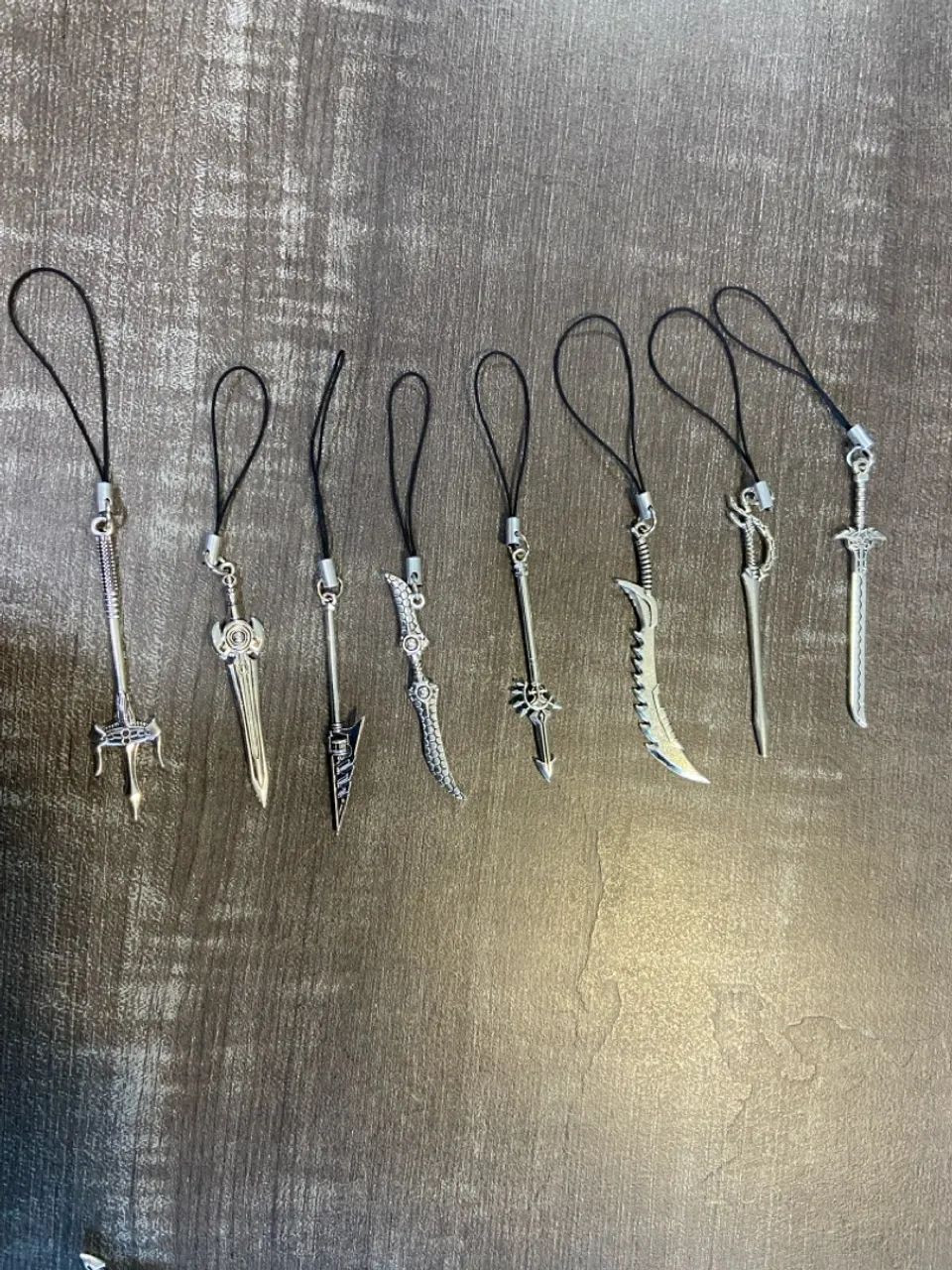 Chaveiros Pingentes de Espada Miniaturas - Foto 2