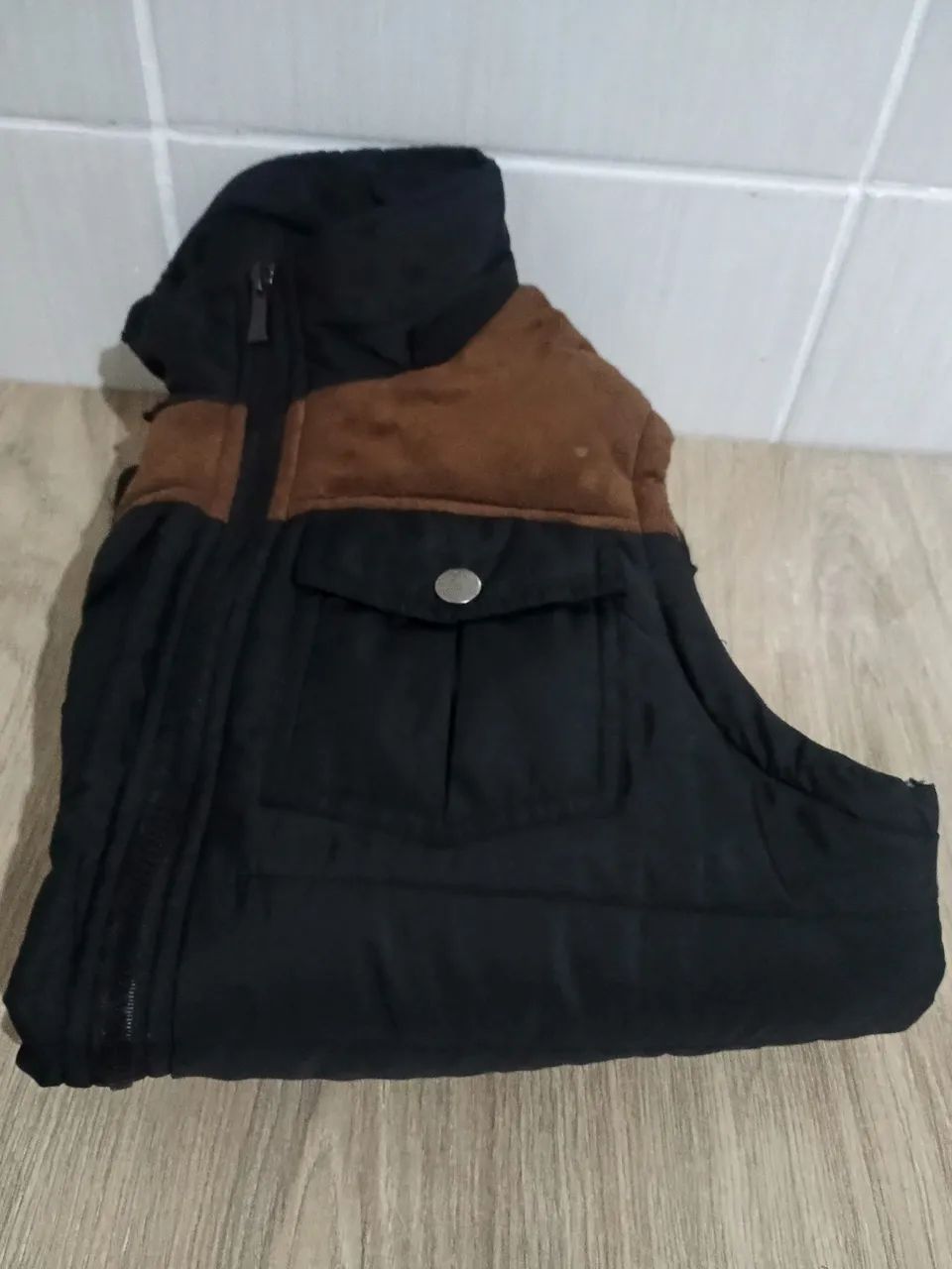 Colete Masculino Acolchoado com Detalhes em Marrom - Foto 2