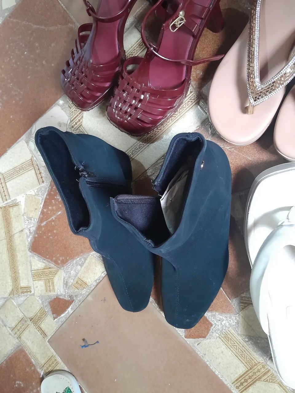 Lote de sapatos  e duas botas - Foto 2