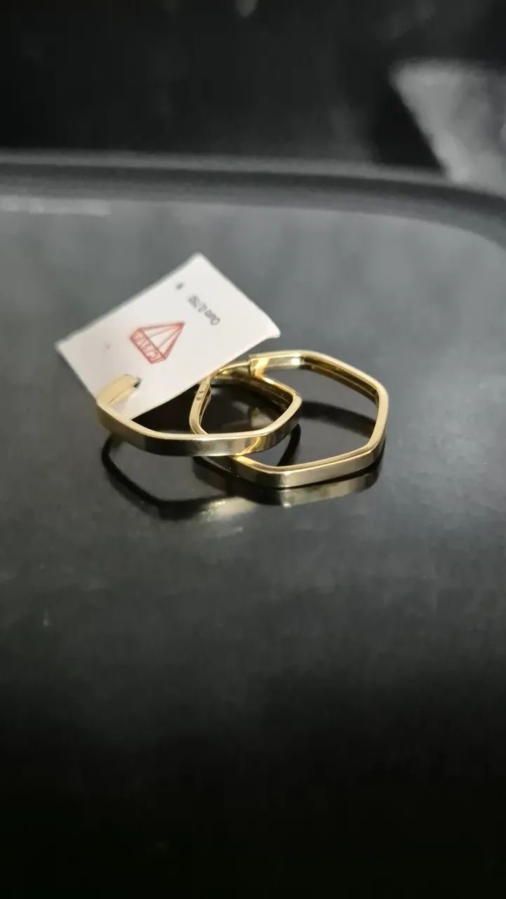 Brinco hexagonal em ouro 18K