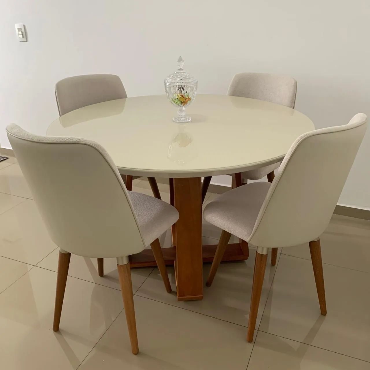 Jogo de mesa com 4 cadeiras 