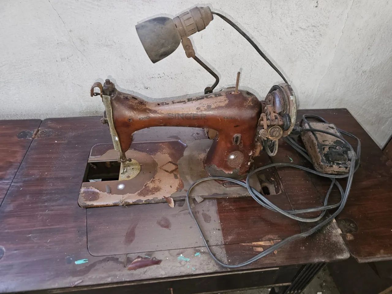 Vendo máquina de costura antiguidade 1920 e banco baú chama no chat! - Foto 2