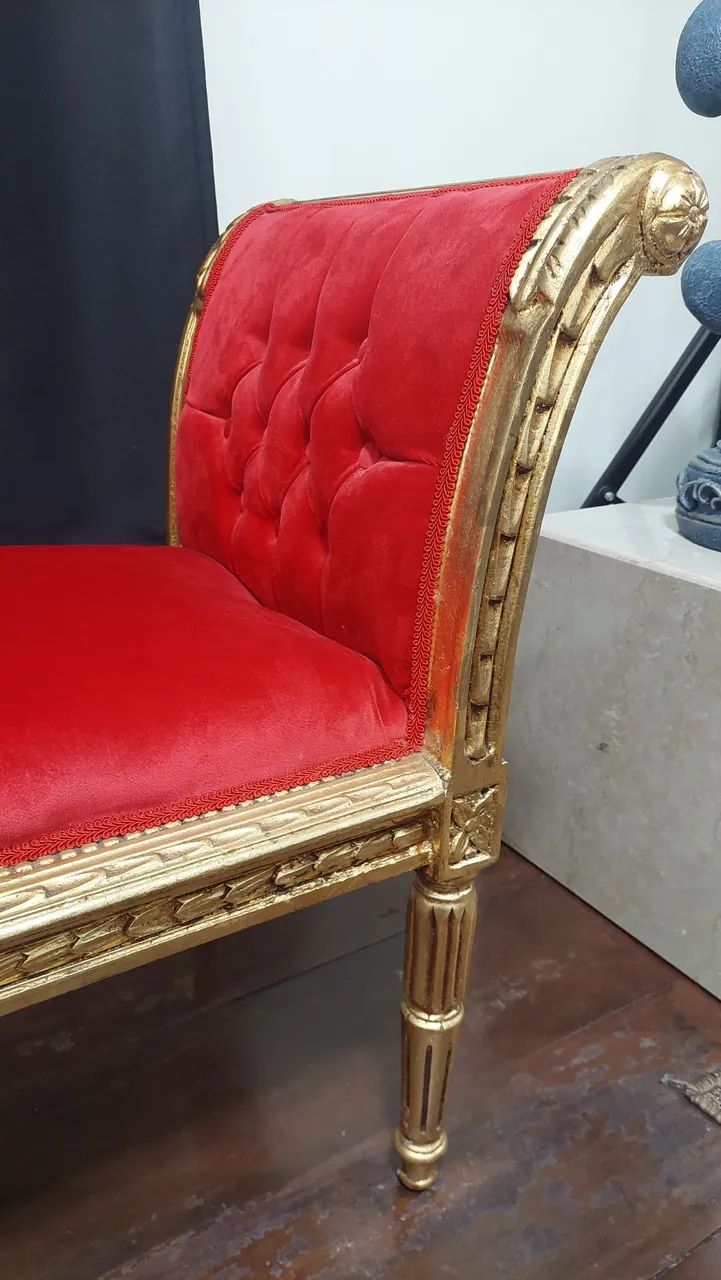 Recamier Folheado a Ouro Veludo Vermelho Decoração Madeira - Foto 2