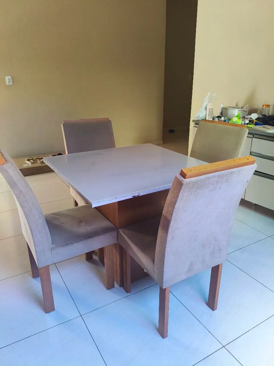 Mesa com tampo de vidro quadrada e 4 cadeiras - Foto 4