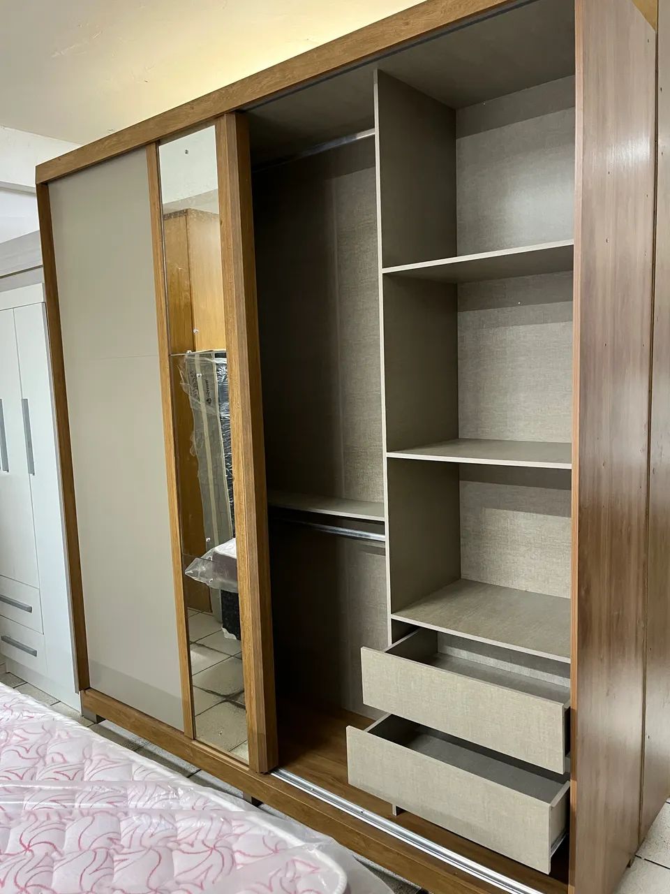 Guarda-roupa de casal com montagem inclusa 