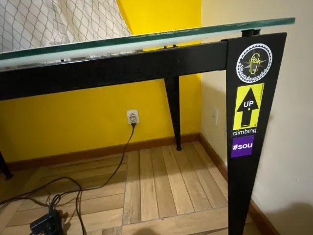 Mesa Toleman Tok Stok em bom estado - Foto 2