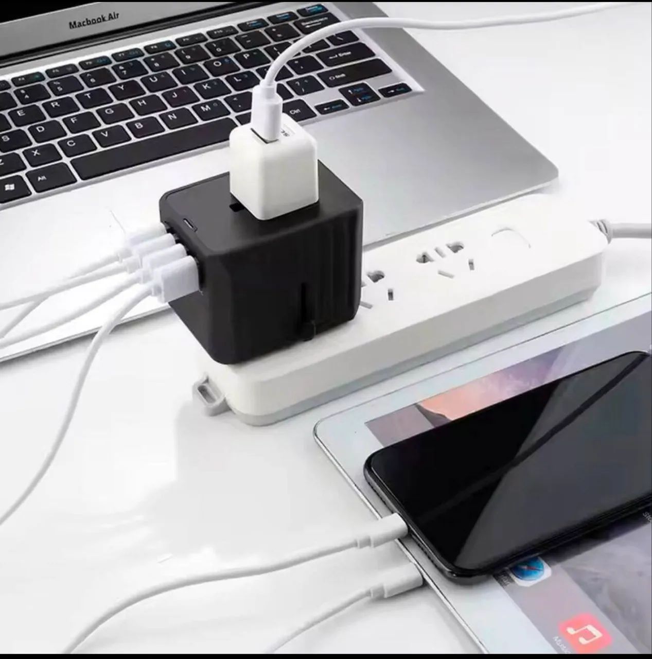 Adaptador Universal de Viagem 36W com 4 USB-A e 2 USB-C  - Foto 3