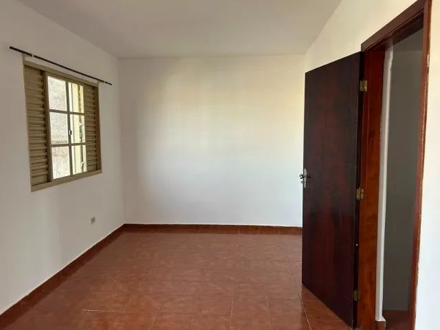 Casa perto do centro: 3 quartos, sacada, linda vista e terreno frontal para comércio - Foto 3