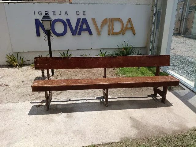 Bancos usados em madeira.