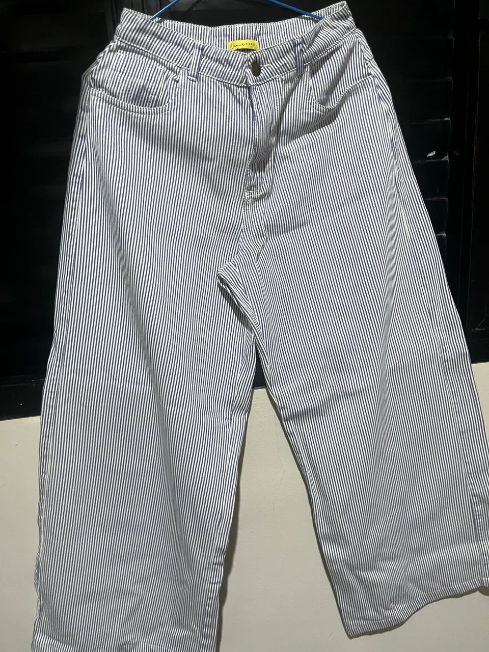calça jeans listrada azul e branca