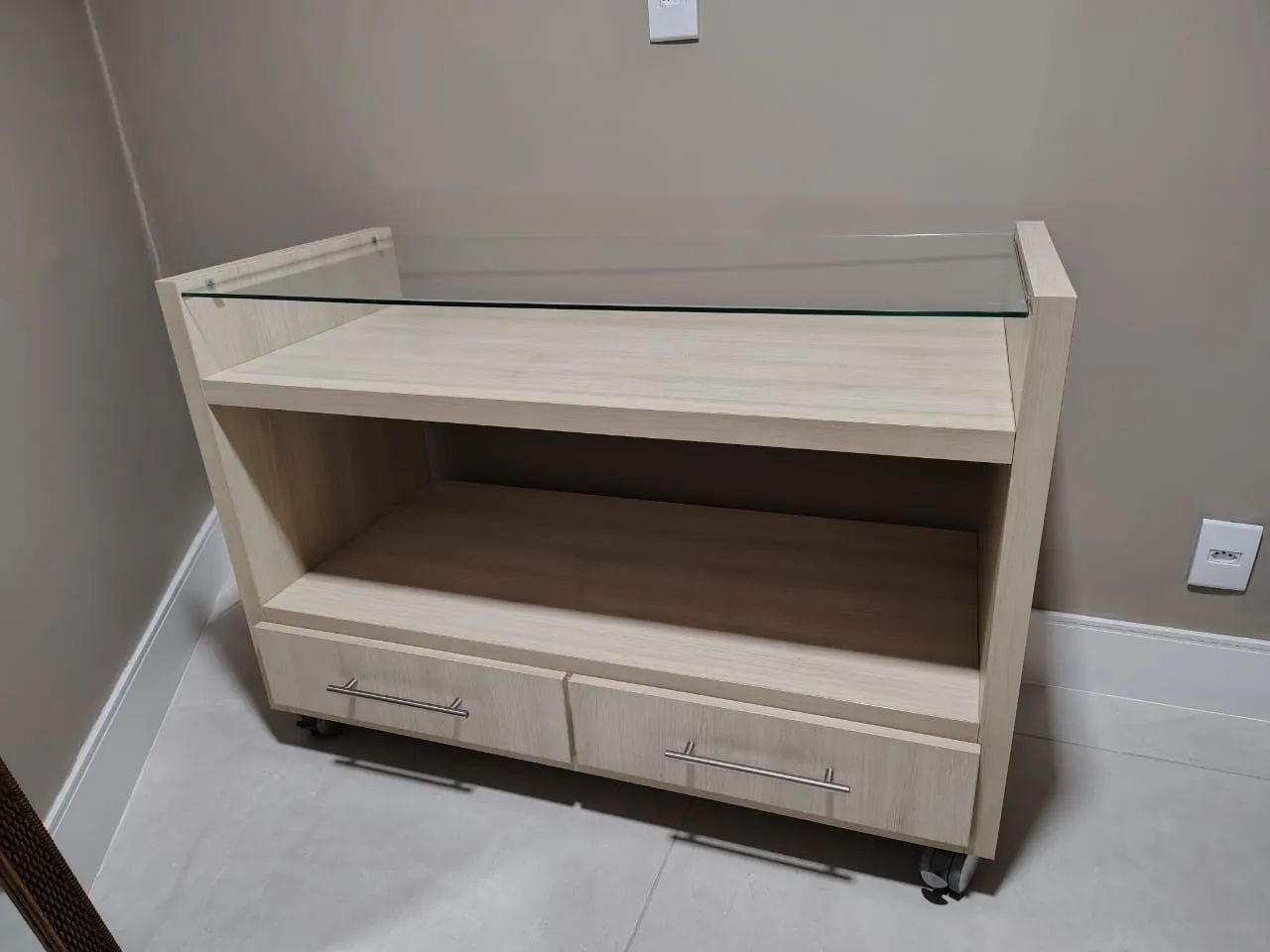 Buffet com tampo de vidro