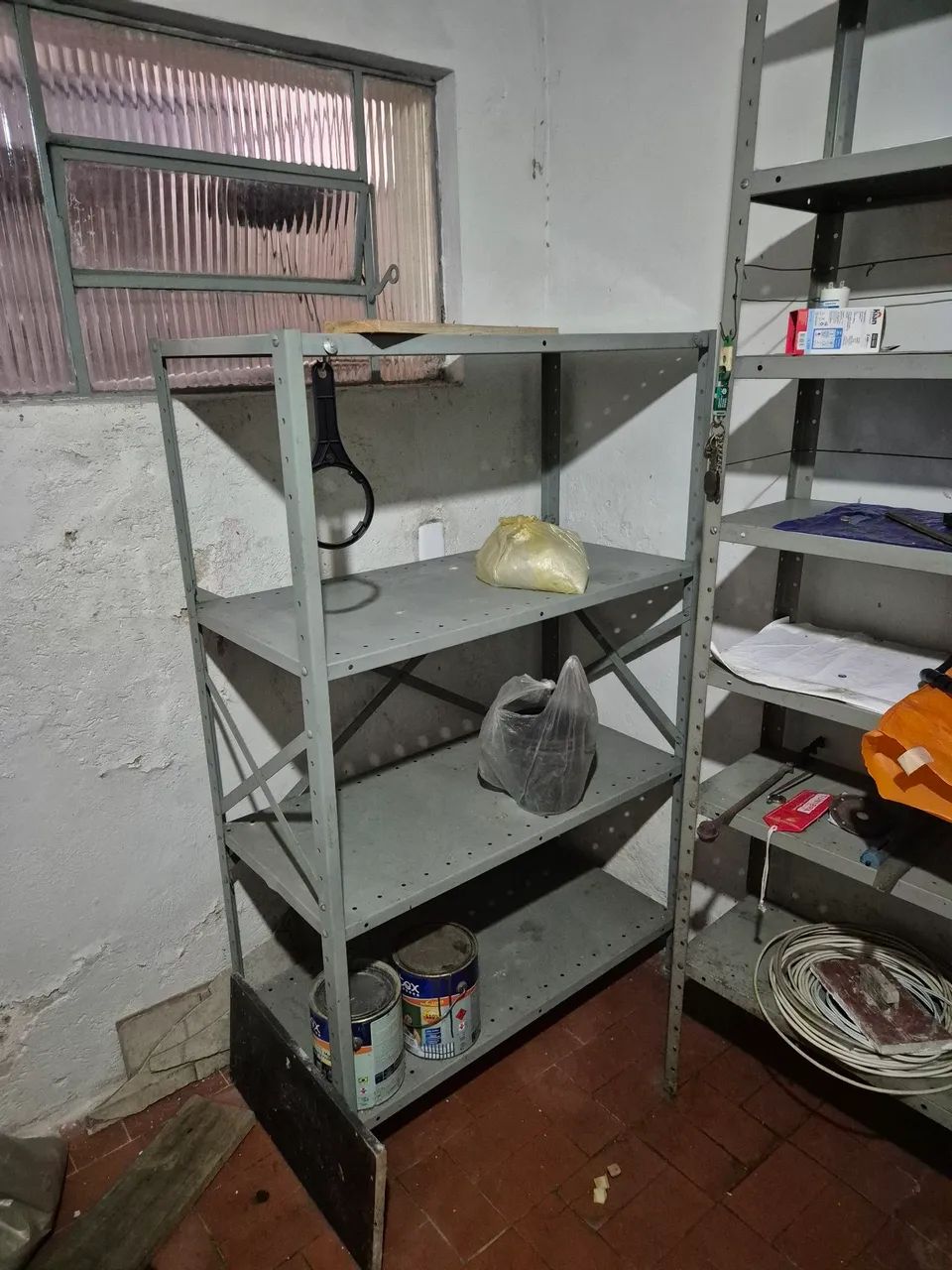Estantes de aço