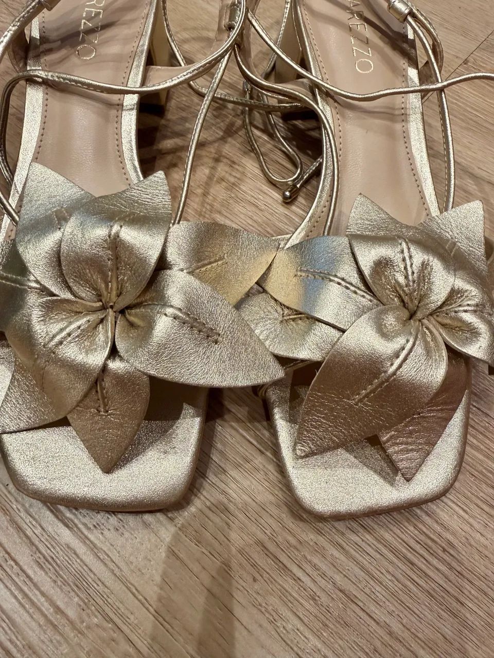 Sandália Arezzo dourada 35 - Foto 4