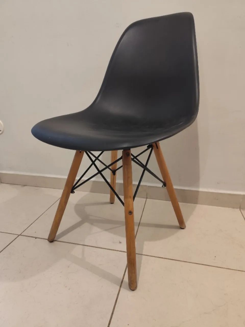 Conjunto de 4 cadeiras Eames - Pretas ( Usadas ) - Foto 4