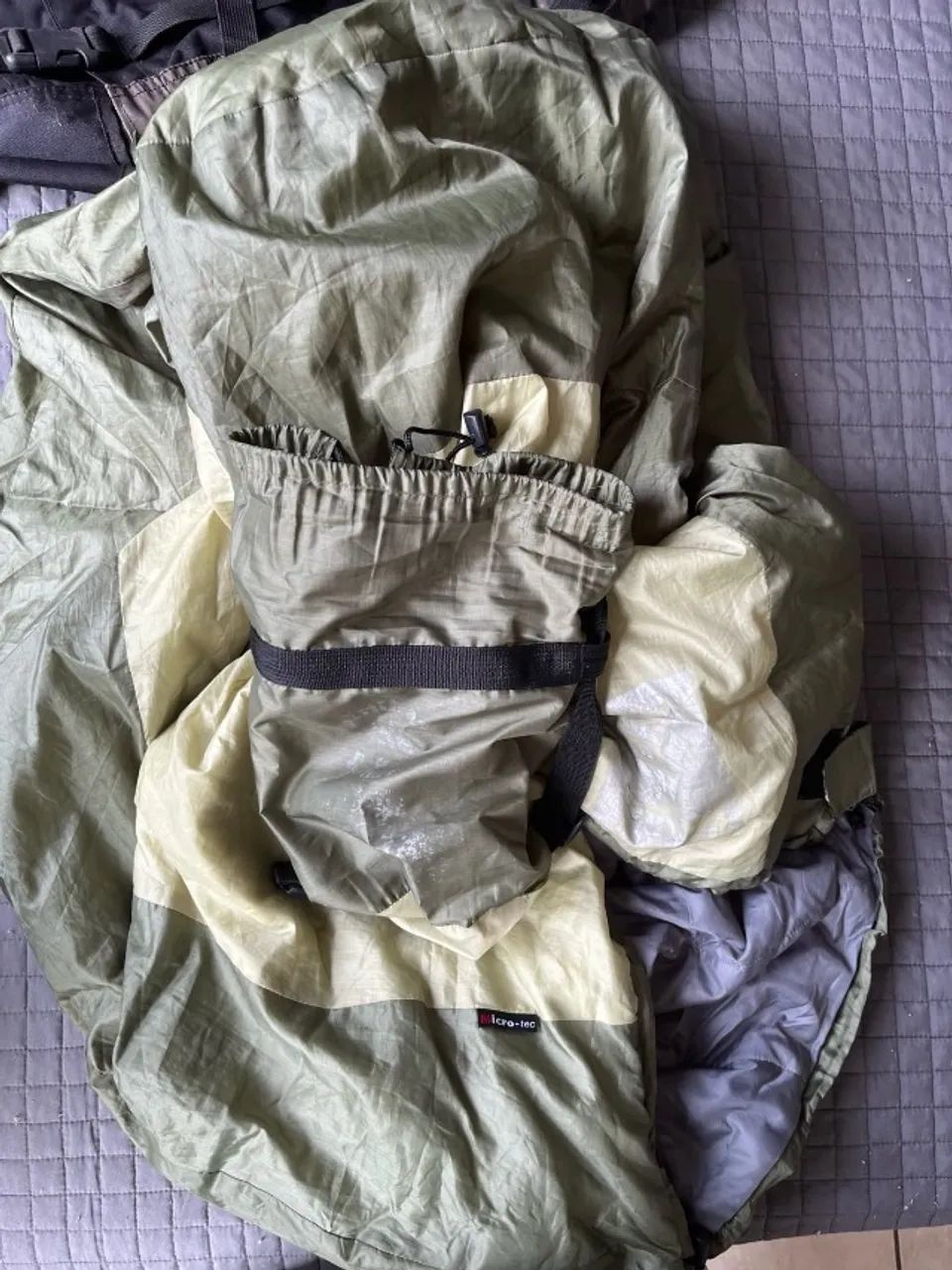 Saco de Dormir Micro-tec - Compacto para Camping e Trilha