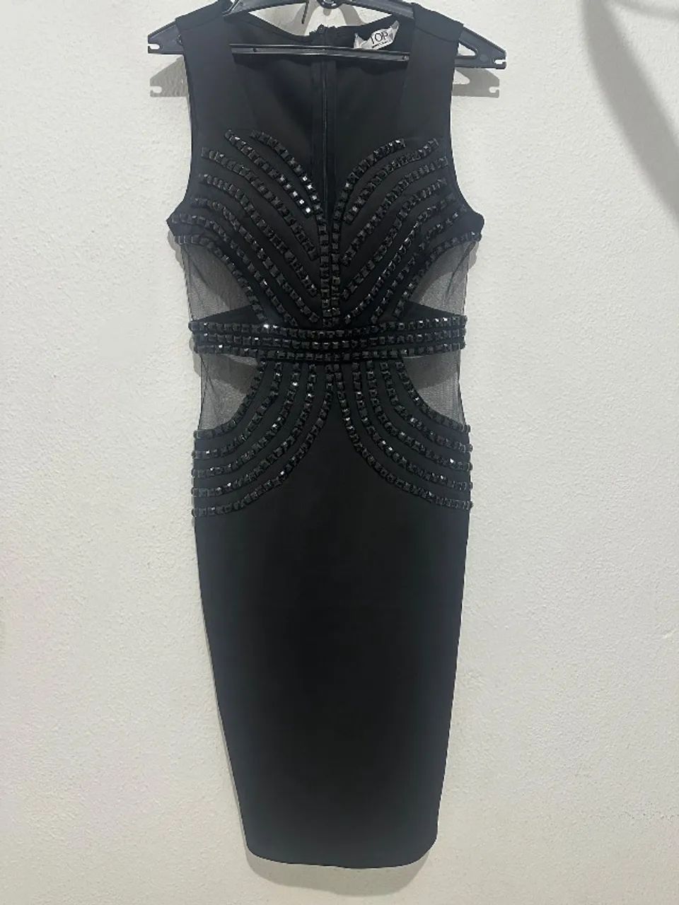 Vestido curto de festa com decote e pedrarias - Foto 2