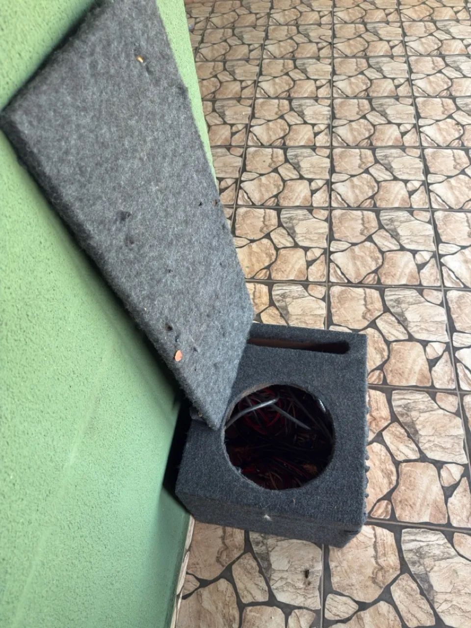 Caixa de grave e porta módulo 