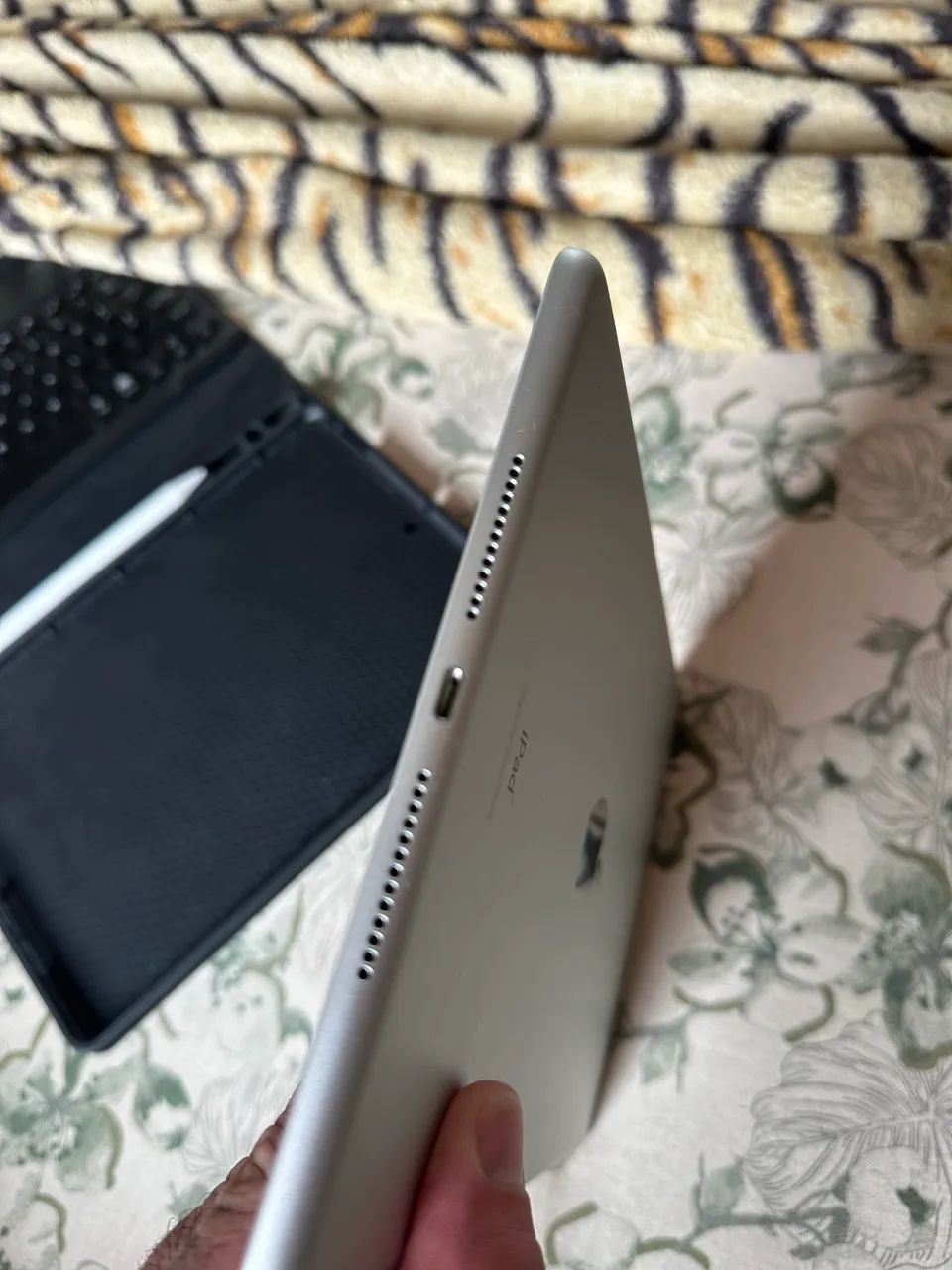 iPad 7 geração com caneta pencil e capa com teclado  - Foto 3