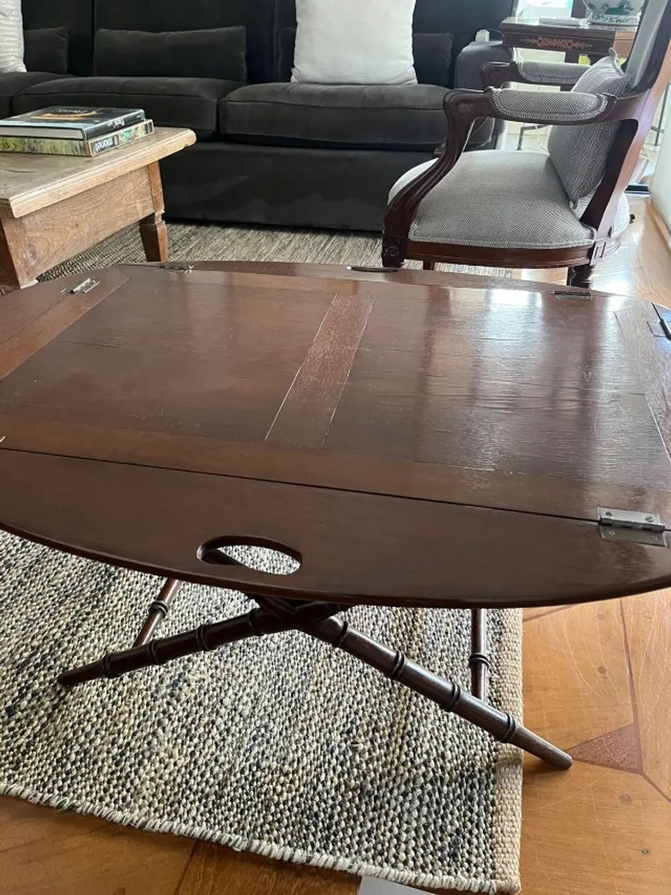 Mesa Inglesa de Centro Marrom - Foto 5