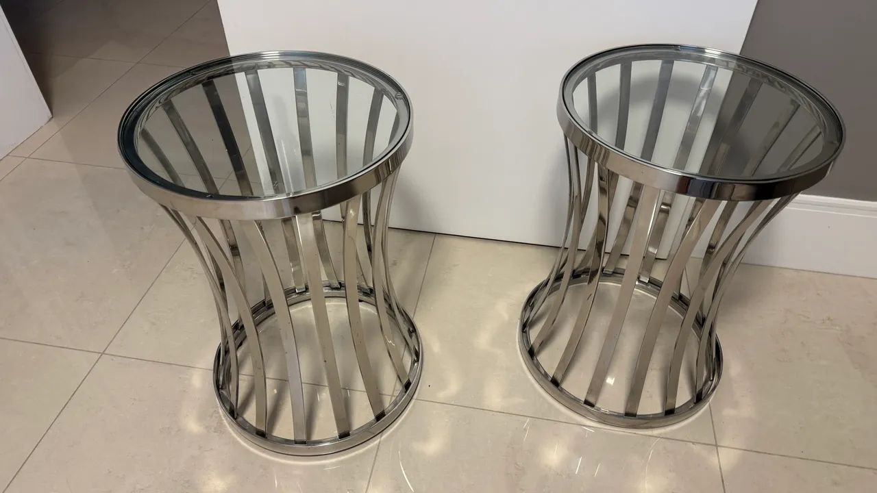 Conjunto com 2 Mesas de canto cromada e tampo de vidro