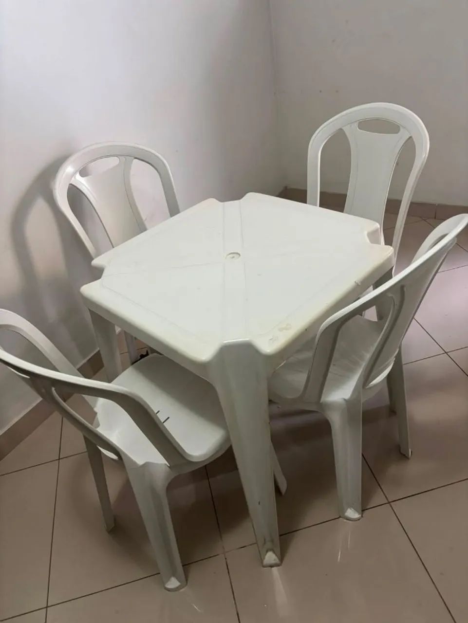 Conjunto de Mesa de Plástico com 4 Cadeiras Brancas - Ótimo Estado - Foto 3