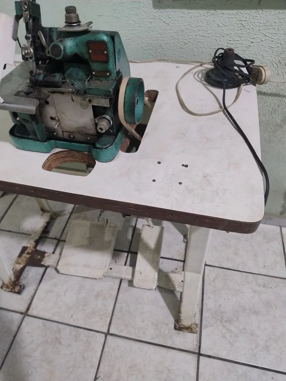 Marquina de overlock com mesa - Foto 4