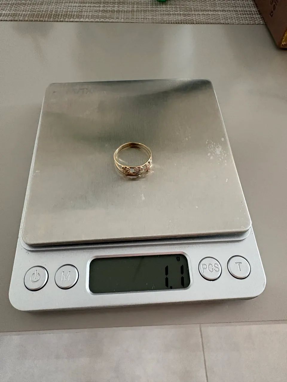 Anel de Ouro 1,1g com Detalhes Florais - Foto 4