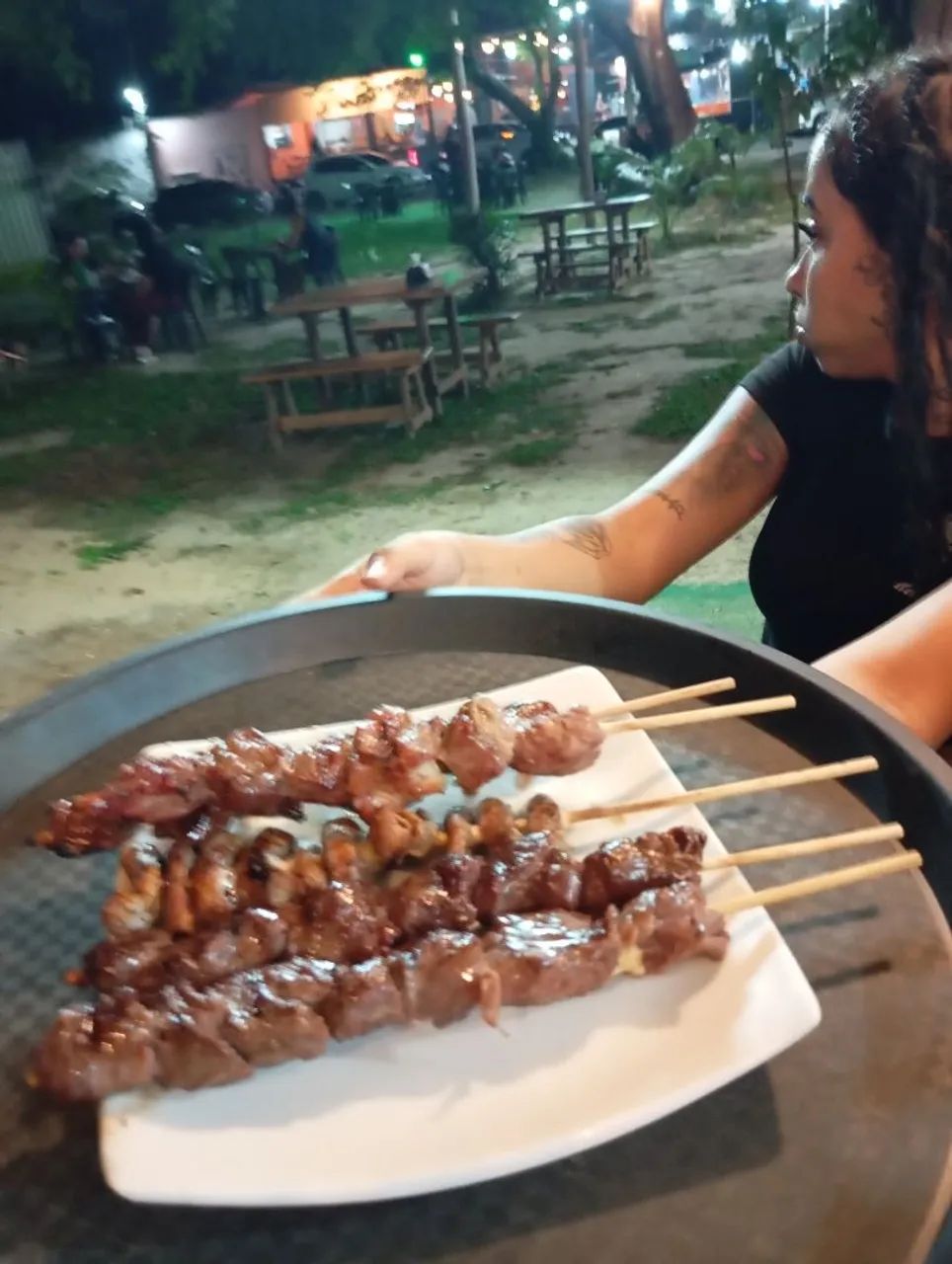 Vaga para churrasqueiro, garçom e auxiliar de cozinha com experiência comprovada!