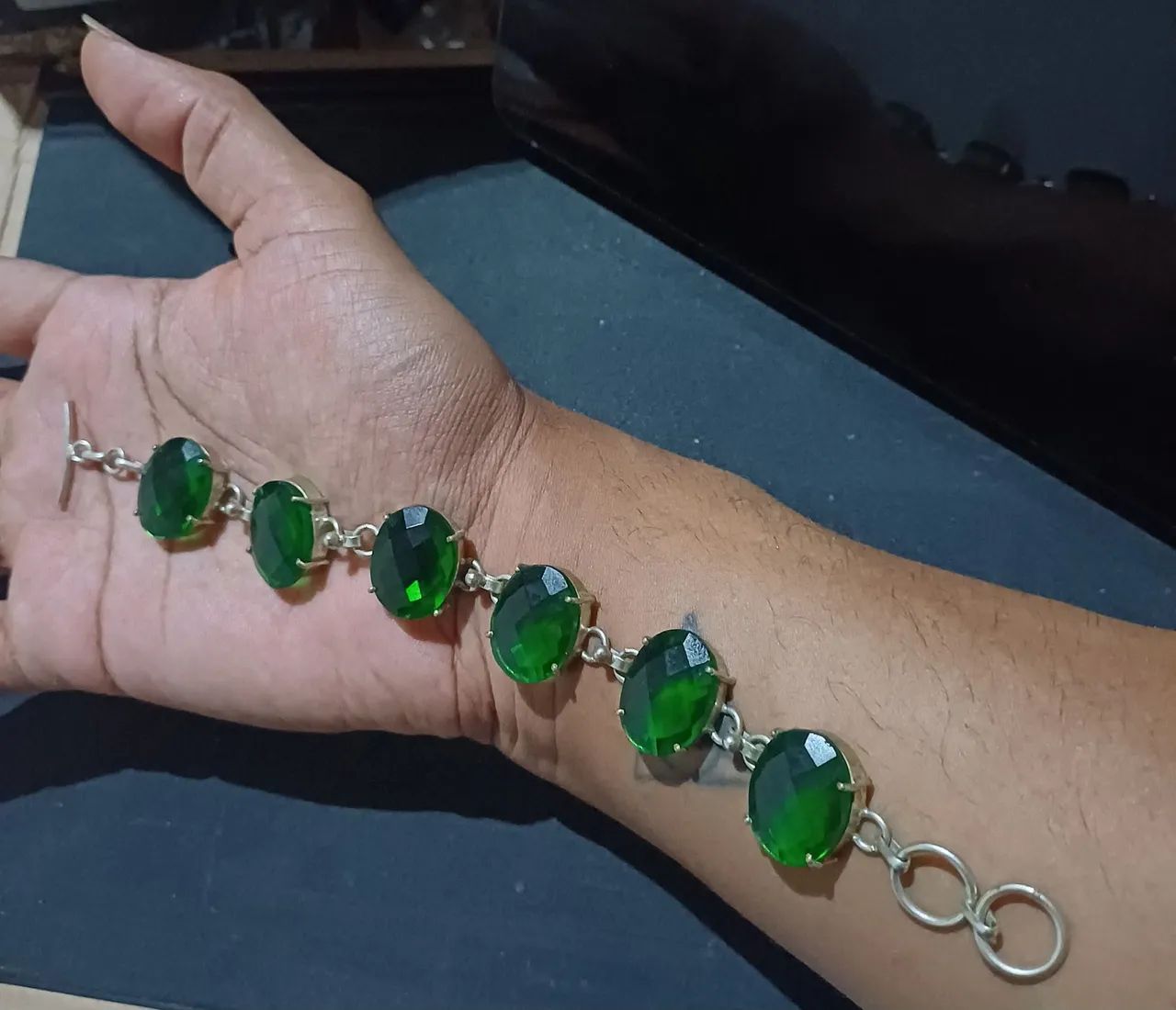 Pulseira banhada a prata com cristais verdes  - Foto 3