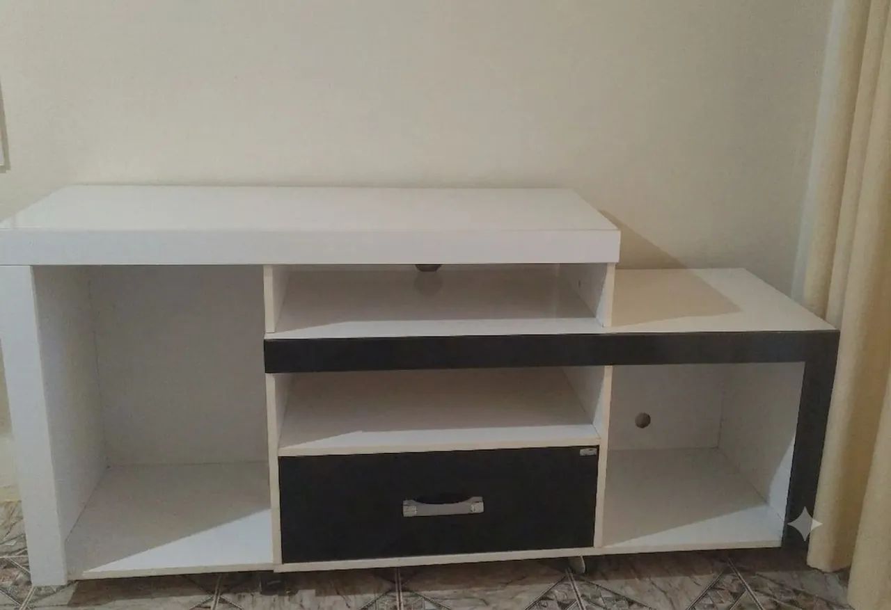 Rack para TV Compacto Bicolor (Branco/Preto) com Rodinhas e Gaveta