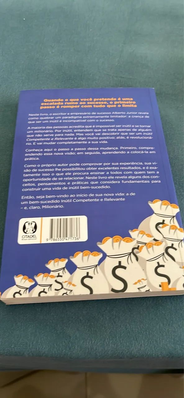 Livro Como Ser Um Inútil e Se Tornar Milionário - Foto 3