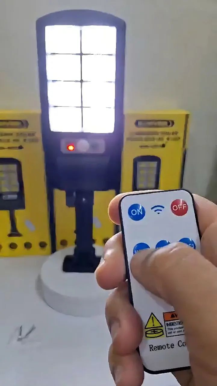 Refletor LED Com Placa Solar, Sensor e Controle Remoto. 