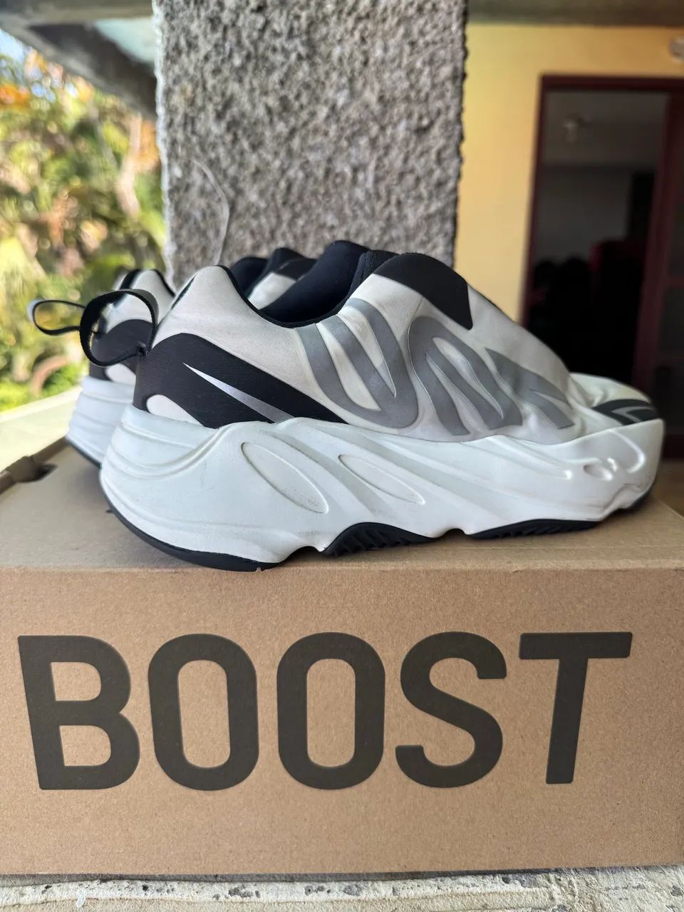 Yeezy Boost 700 MNVN Laceless Analog - 35  - Foto 5