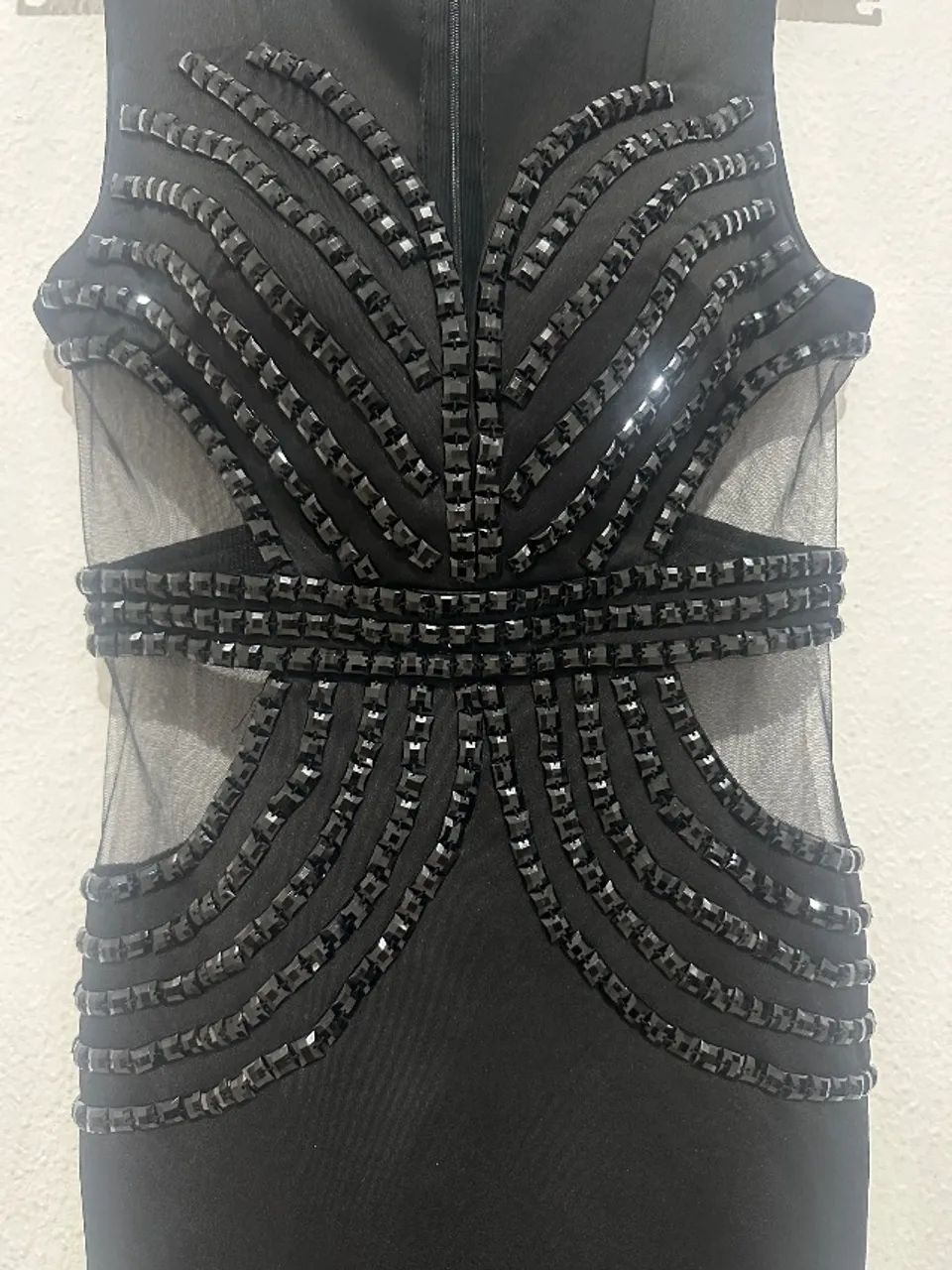 Vestido curto de festa com decote e pedrarias