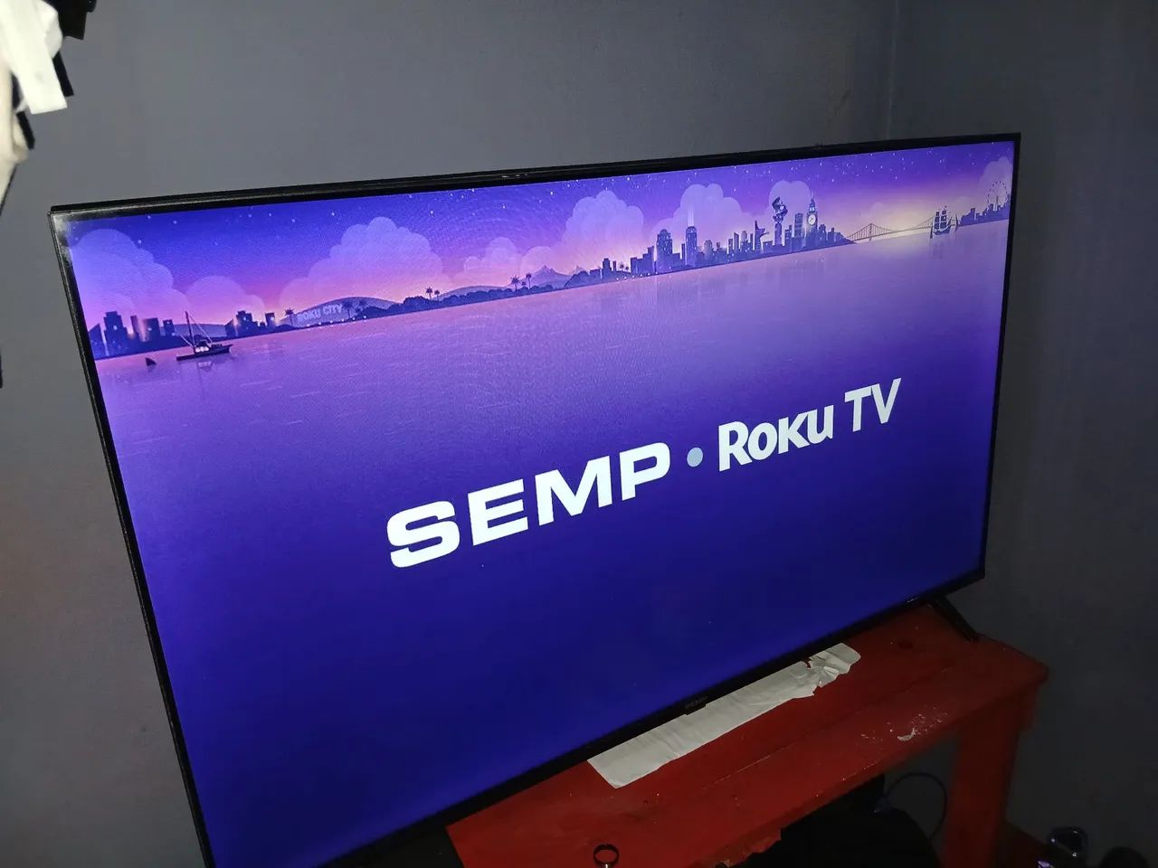 Vendo Uma televisão smart de 43 polegadas!. Ela está pegando tudo perfeitamente!.