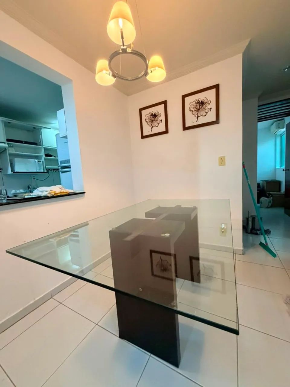 Mesa de jantar com tampo de vidro para 6 lugares - Foto 4