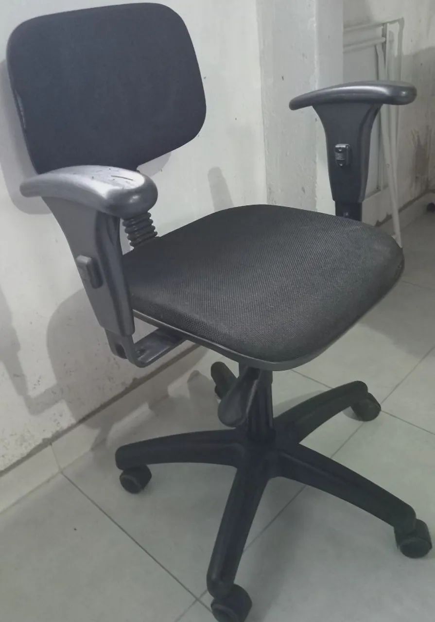 Cadeira secretária com braço. 