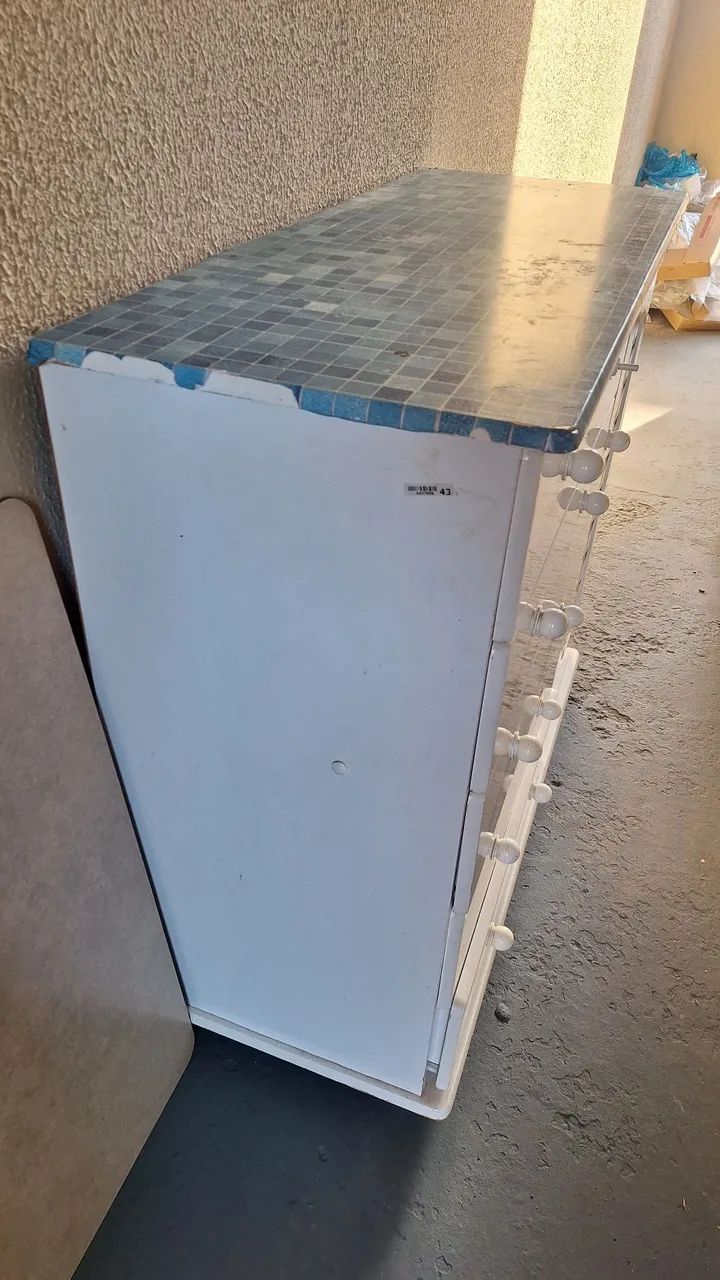 Cômoda com 5 gavetas e uma porta 