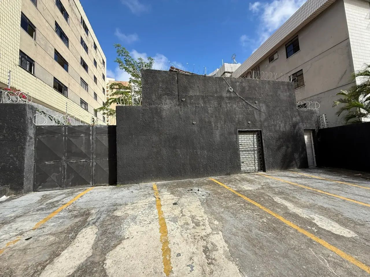 Ponto Comercial com garagem tendo 500m2 2 banheiros salas e area ampla