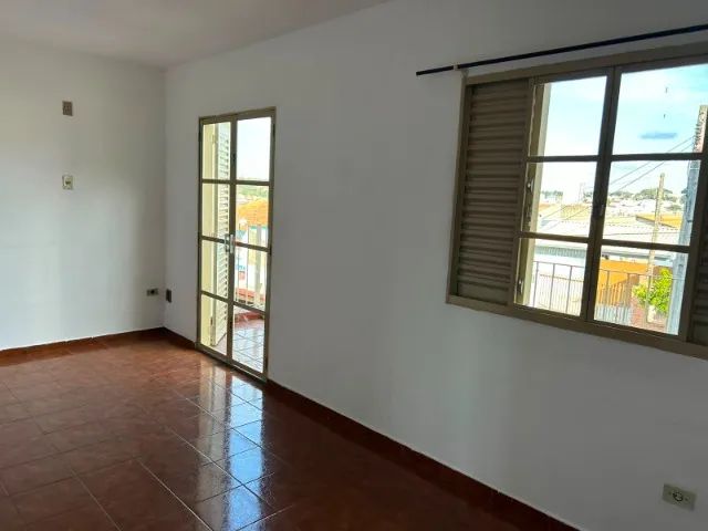 Casa perto do centro: 3 quartos, sacada, linda vista e terreno frontal para comércio - Foto 2