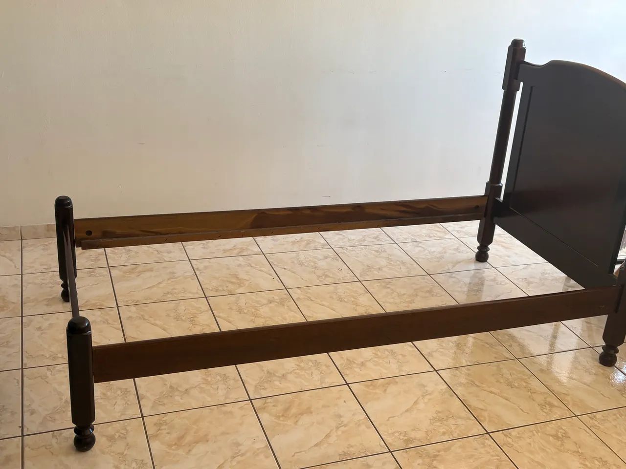 Cama de solteiro Imbuia 