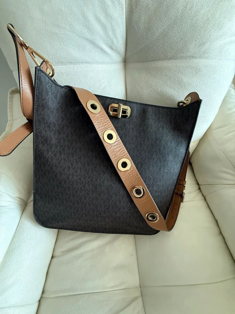 Bolsa MK  com acessórios dourados  - Foto 2