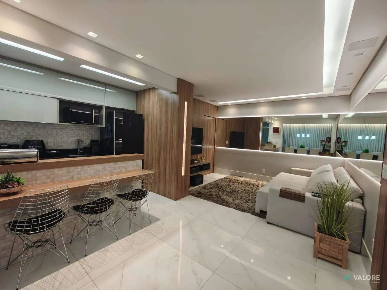 Apartamento de 2 quartos, acabamento impecável, andar alto.