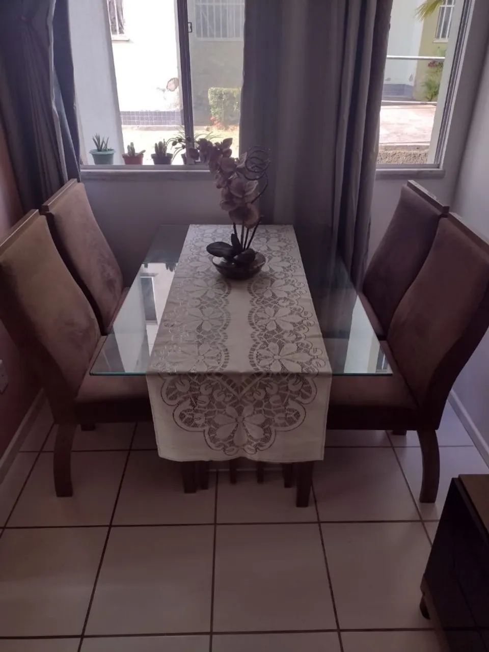 Estante + mesa com 4 cadeiras: 700 reais