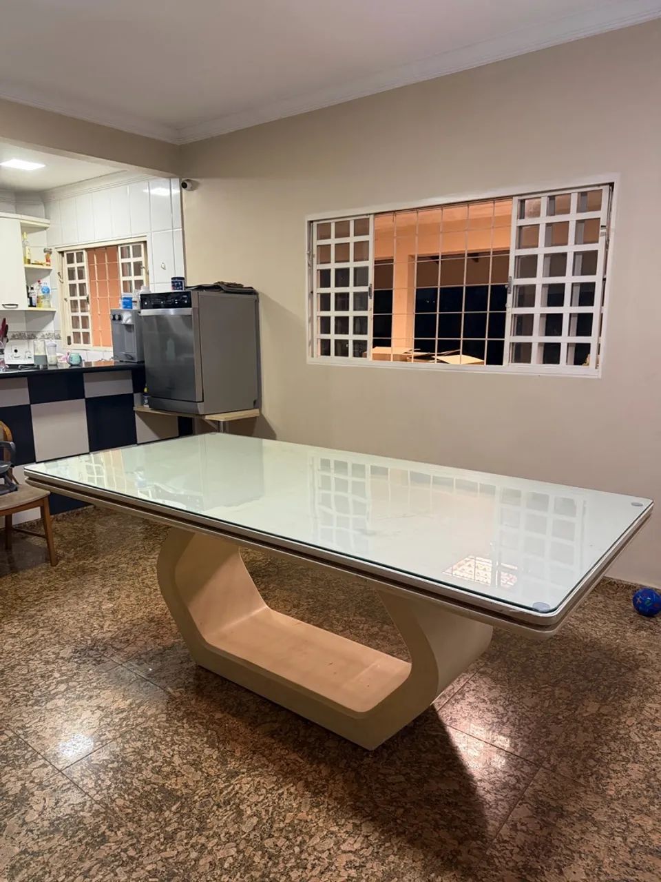 Vendo mesa de madeira com proteção em vidro  - Foto 4