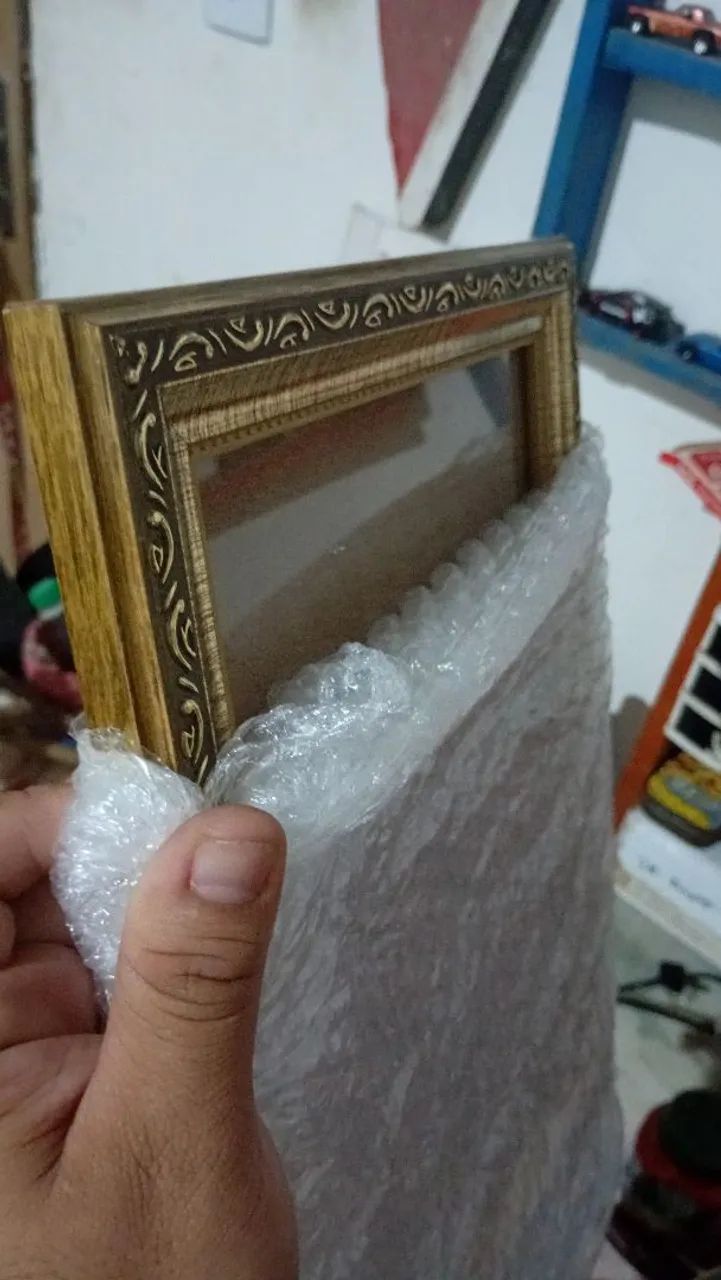 Moldura pra certificado A4 dourada trabalhada e com vidro  - Foto 4